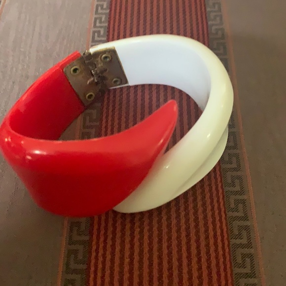 Jewelry - Vintage lucite hinged bracelet